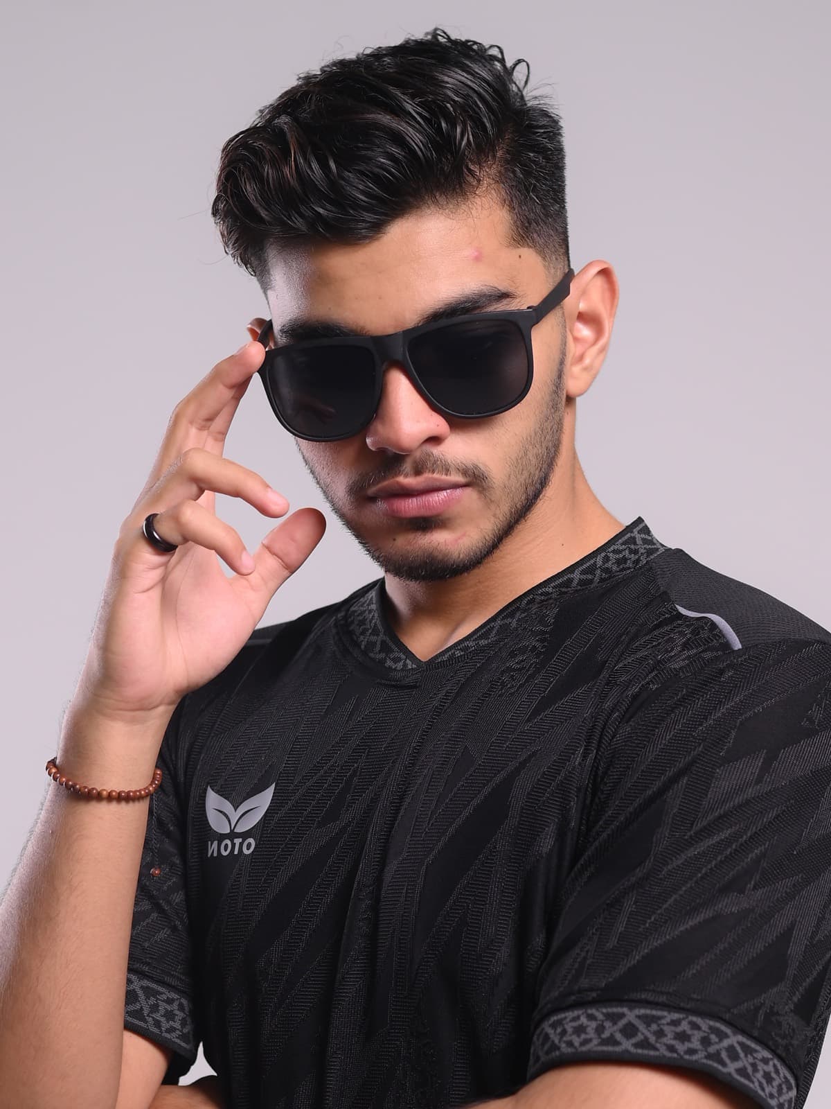 Model wearing the black Noto QOQO jersey