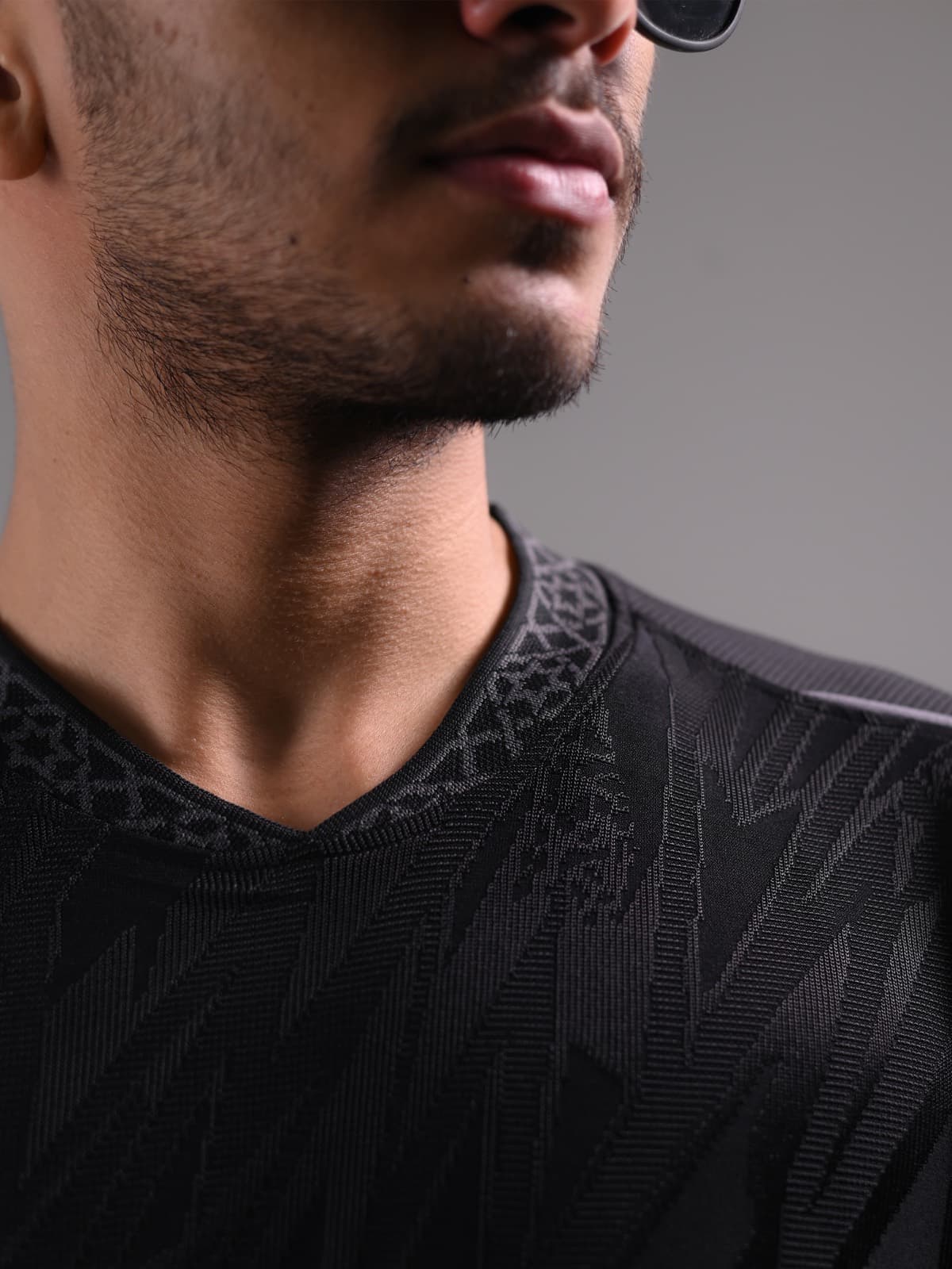 Close-up of the collar on the black Noto QOQO jersey